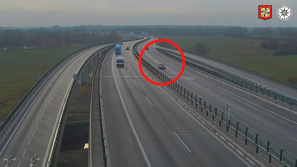 Auto na D35 se řítilo v protisměru, sedmasedmdesátiletý řidič se přiznal